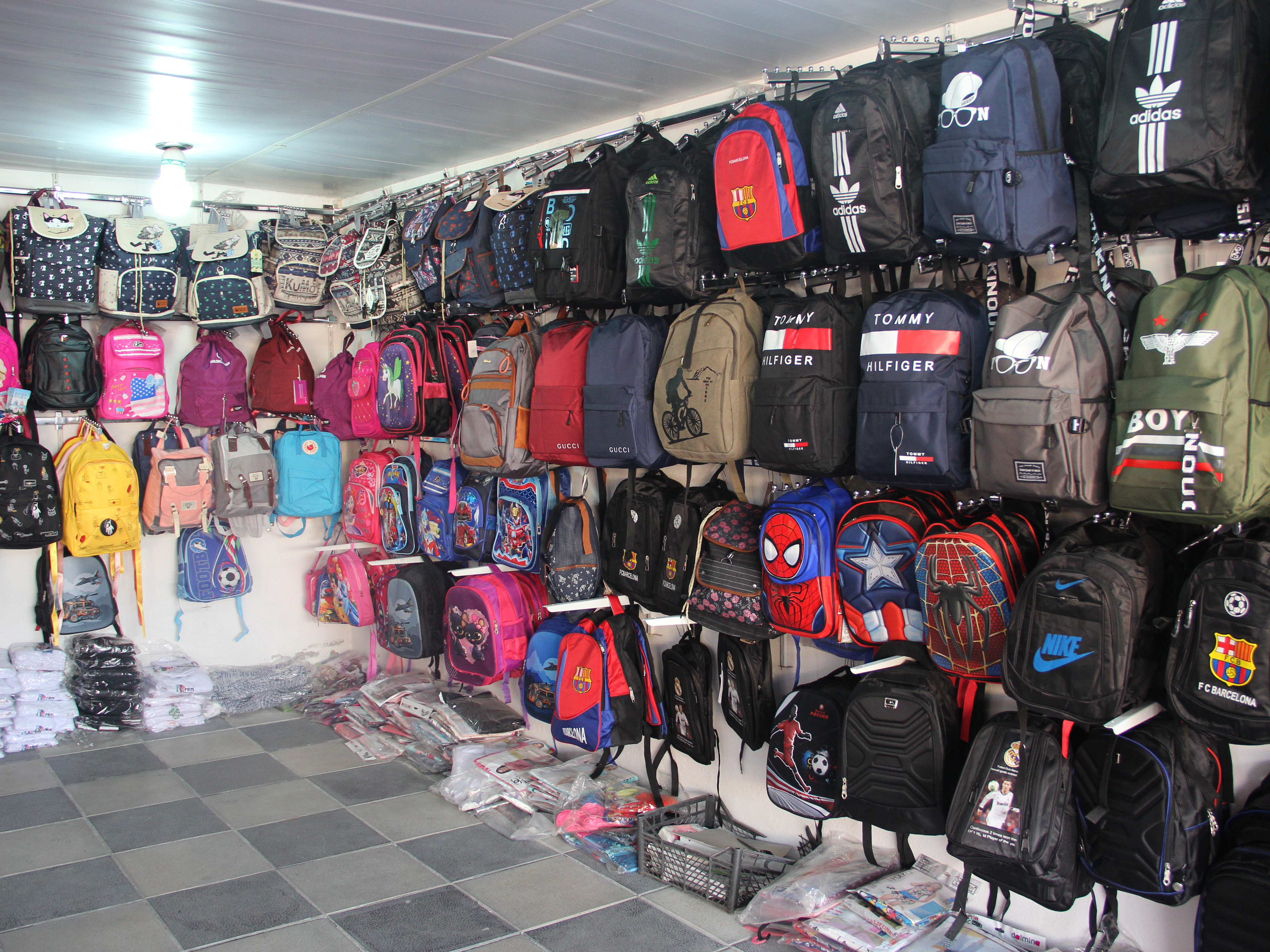 Göyçay bazarında məktəb çantaları 5 manatdan başlayaraq alıcılara təklif olunur – FOTO