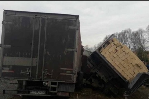 Ucarda “ZİL” “KamAZ”a çırpıldı