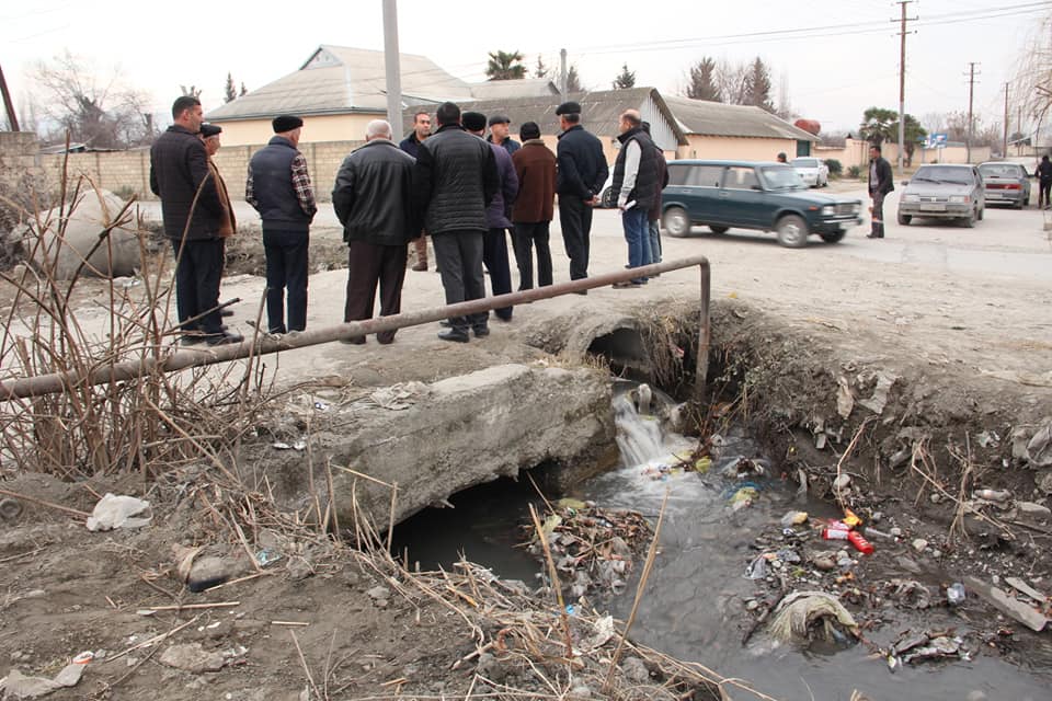 Göyçayın Potu kəndinin arxlarına çirkab suları və zibil tökülür – FOTO