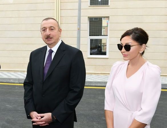 İlham Əliyev və Mehriban Əliyeva Bakıda yeni məktəbin açılışında – FOTO