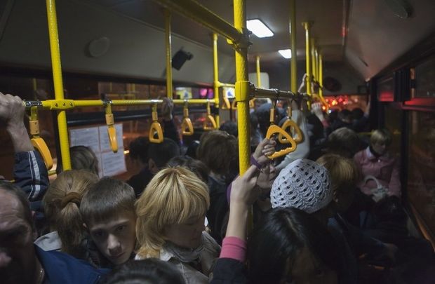 Bakıda avtobuslarda sərnişin sıxlığı acınacaqlı vəziyyət yaratdı: Nə sosial məsafə var, nə maska – FOTO