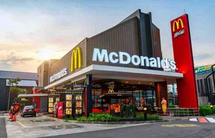 “McDonalds”a SƏRT TƏPKİ: – “Ya yanımızda ol, ya da şələ-şüləni yığ!”