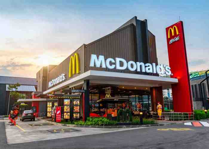 “McDonalds”a SƏRT TƏPKİ: – “Ya yanımızda ol, ya da şələ-şüləni yığ!”