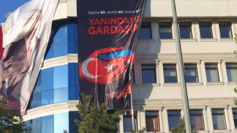 Ak Partili gənclər Çankırını Azərbaycan bayrağıyla bəzədilər-Böyük dəstək