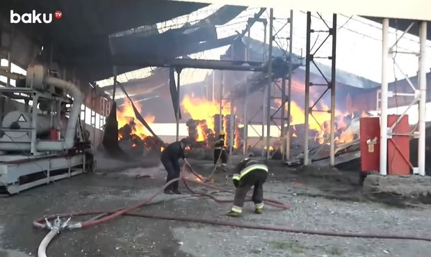 Tərtərin pambıq zavodunda düşmən atəşi nəticəsində başlayan yanğın davam edir – VİDEO