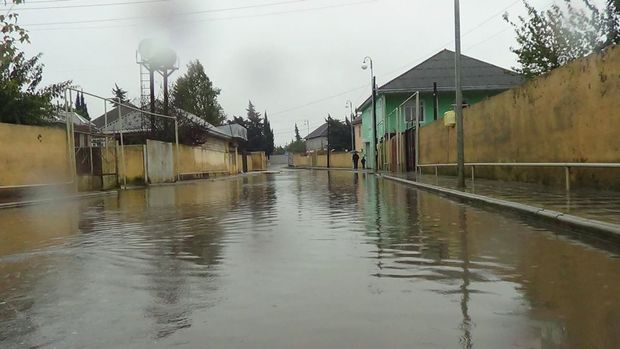 Bakıda yaşayış evlərini su basdı: Nazirlik işə qarışdı