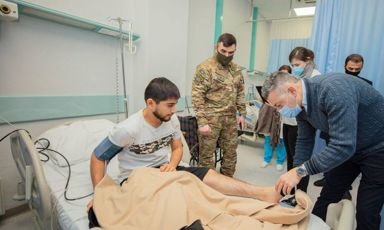 Türkiyəli həkimlər qazilərimizin müayinəsini davam etdirir – FOTO