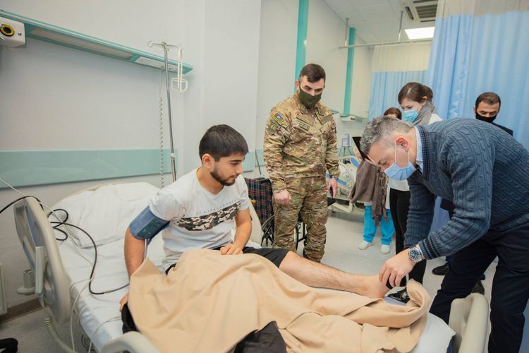 Türkiyəli həkimlər qazilərimizin müayinəsini davam etdirir – FOTO