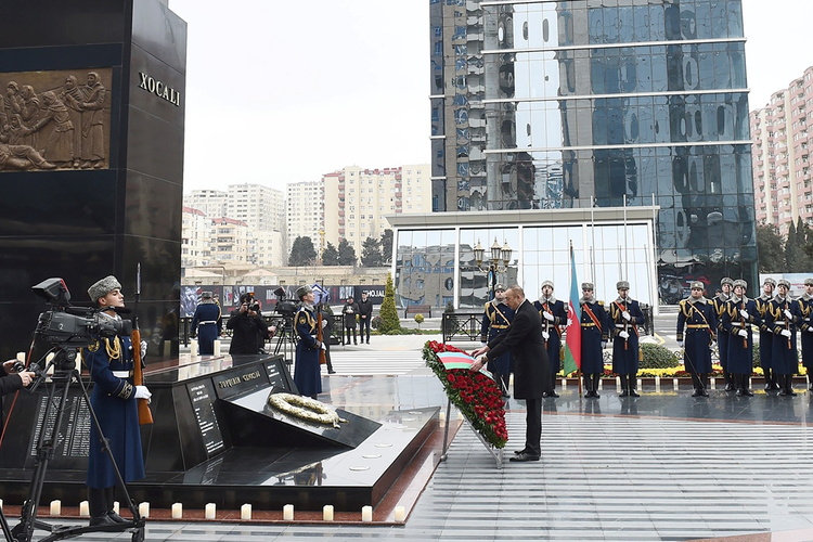 Prezident İlham Əliyev “Ana harayı” abidəsini ziyarət edib