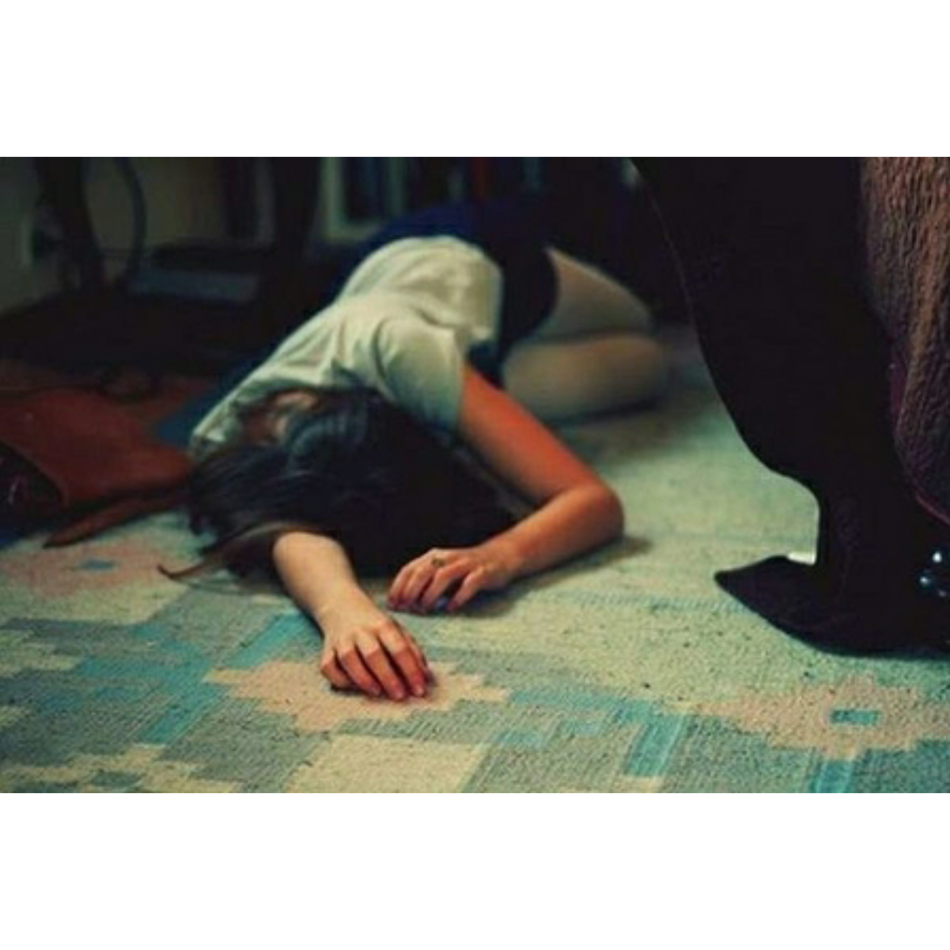 Падает без сознания. Женщина валяется на полу. Женщина без сознания на полу.