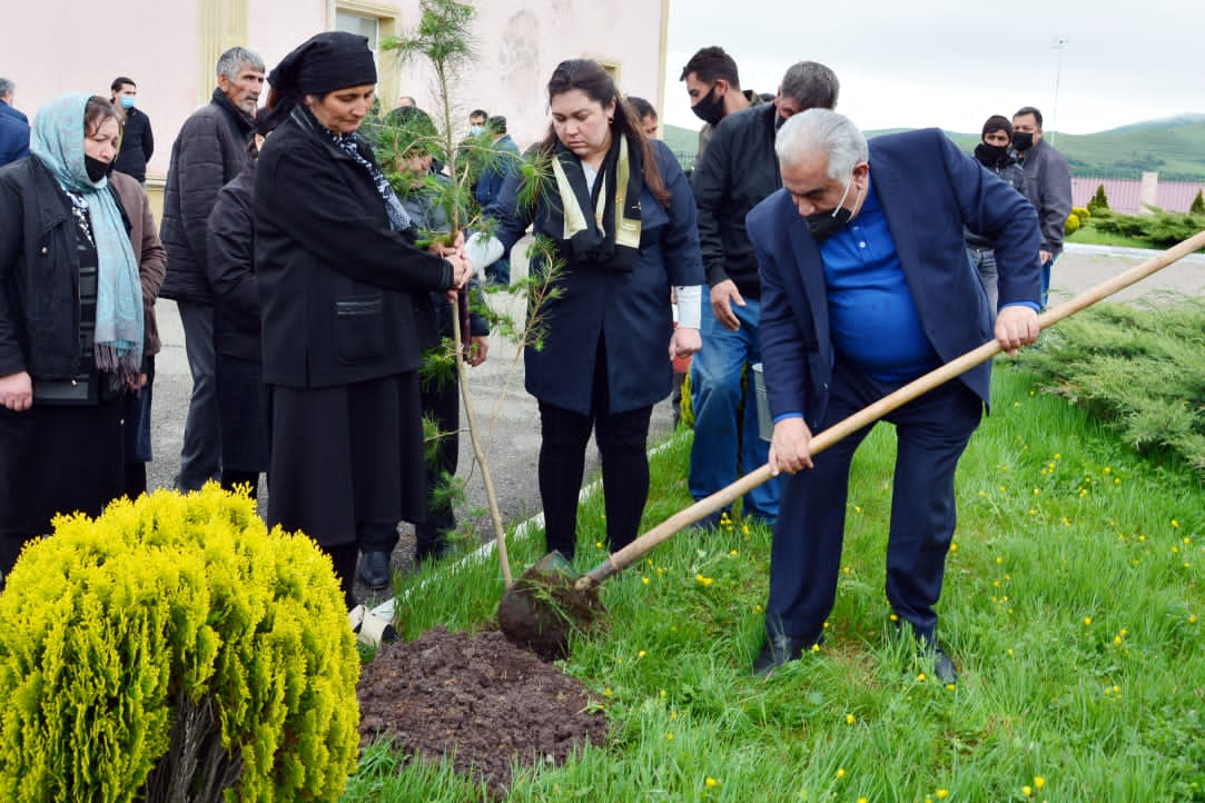 Daşkəsəndə ümummilli lider Heydər Əliyevin anadan olmasının 98-ci ildönümü münasibətilə ağacəkmə aksiyası keçirilib.