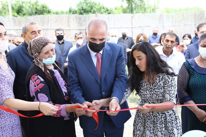 Göyçay rayonunda uşaq bağçası və aztəminatlı ailə üçün fərdi ev tikilərək istifadəyə verildi