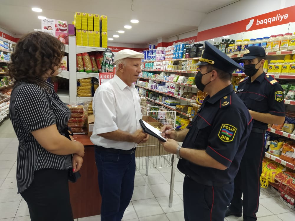 Polis Qusarda  maska taxmayananları cərimələdi