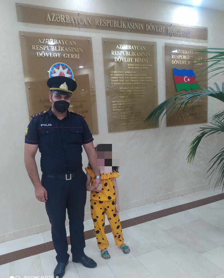 Polis  valideynlərini itirən azyaşlını ailəsinə təhvil verib