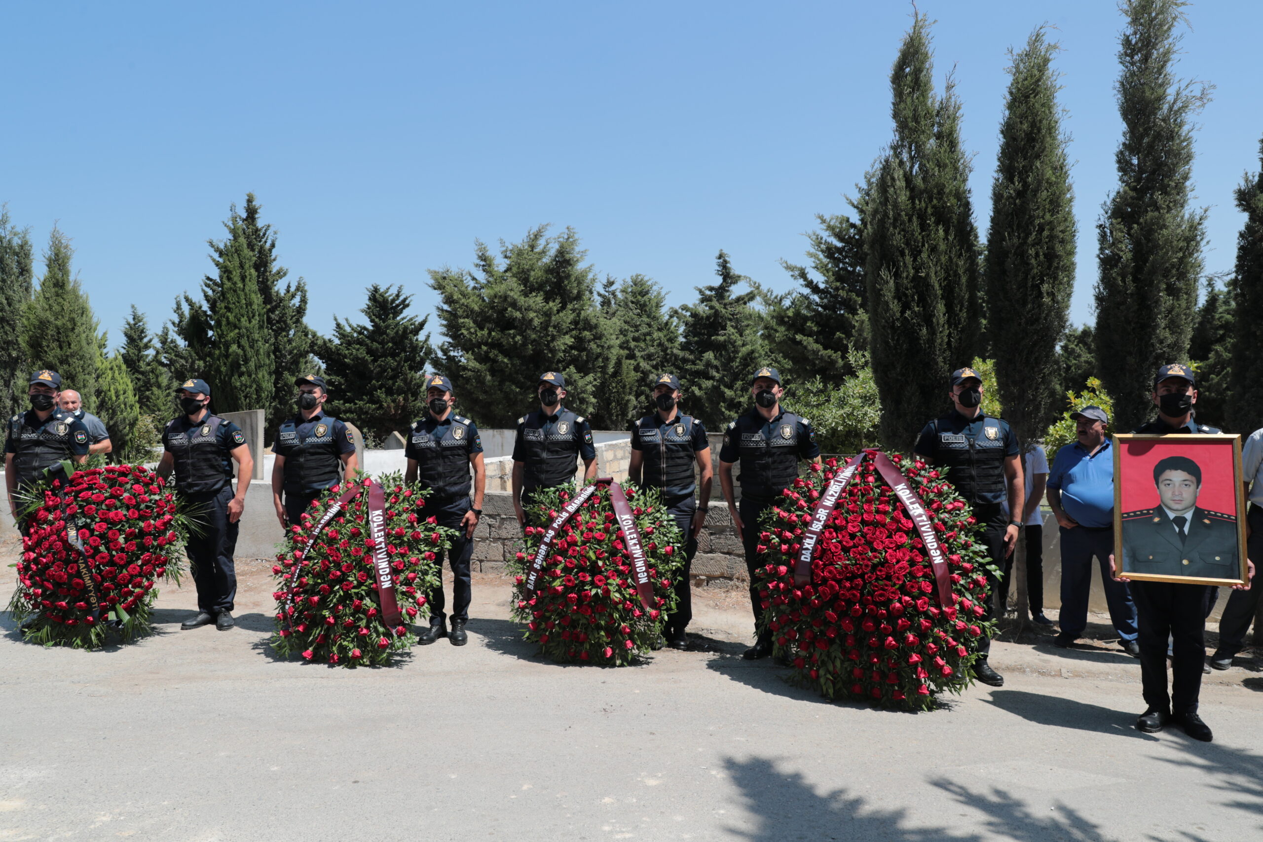 Daxili işlər naziri polis əməkdaşı ilə vida mərasimində iştirak edib