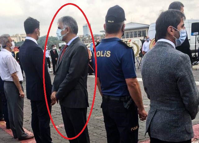 ŞOK GÖRÜNTÜLƏR: Ərdoğanın səsini eşidəndə arxasını çevirdi – FOTO