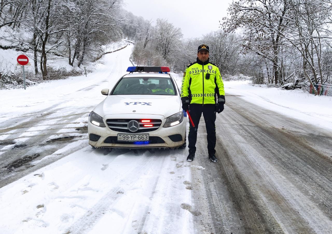 Qubada yol polisləri qarlı havada sürücülərə kömək ediblər