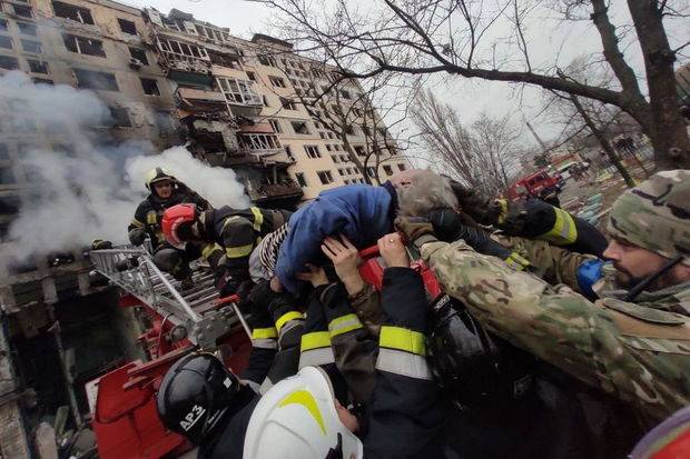 Kiyevdə yaşayış binası top atəşinə tutuldu – Ölən və yaralananlar var – FOTO/VİDEO