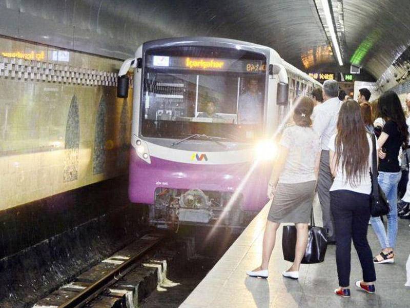 Metroda qatar gözləyərkən öldü