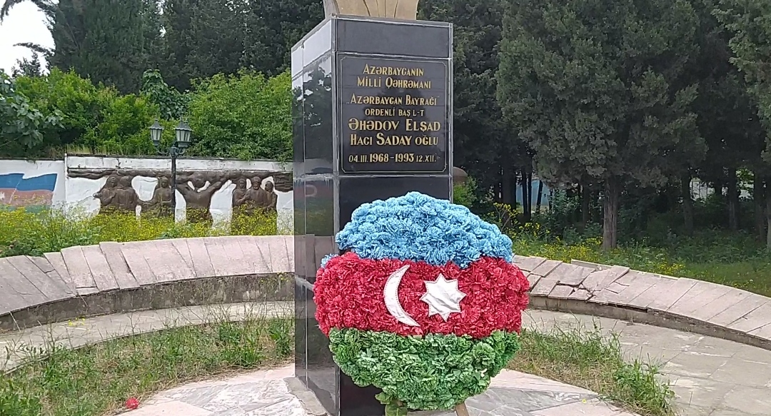 Masallıda biyabırçılıq:Cırılmış bayraq, ot basmış xiyaban,baxımsız milli qəhrəman büstü -VİDEO