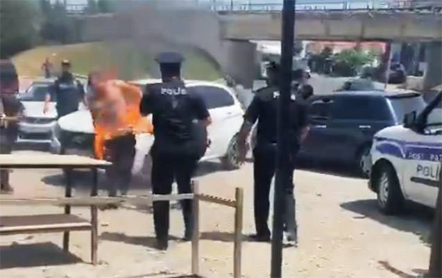 ŞOK! Sevgilisinə görə özünü polis bölməsinin önündə yandırdı – Bakıda insident