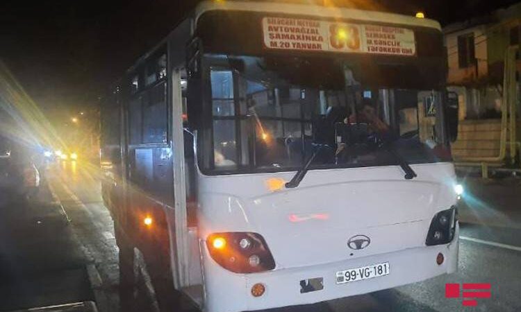 Bakıda sərnişin avtobusu qəzaya uğradı – FOTO