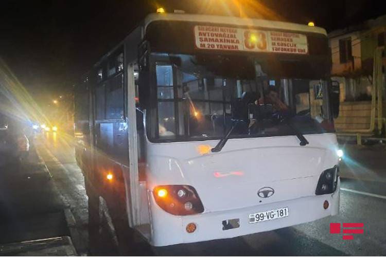 Bakıda sərnişin avtobusu qəzaya uğradı – FOTO