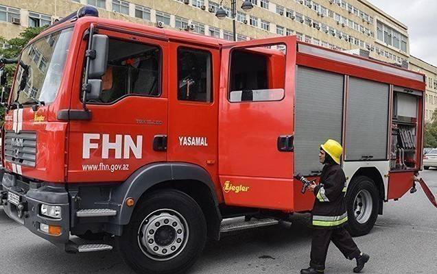 Bakıda inzibati bina yandı