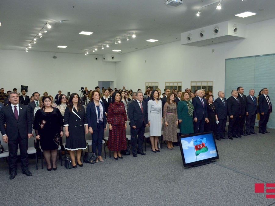 Komitə  sədri Hicran Hüseynovaya  “Altın Kadın” mükafatı təqdim edildi