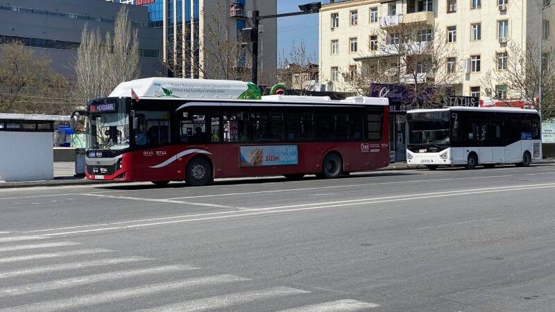 Sabah bu avtobusların hərəkət istiqaməti dəyişdirilir