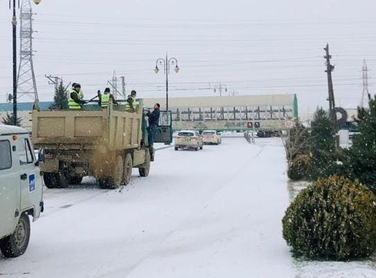 Siyəzəndə yollar buz bağladı – Polis hərəkətə keçdi