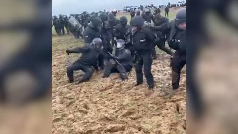 Polislər palçıqda batdı-FOTO