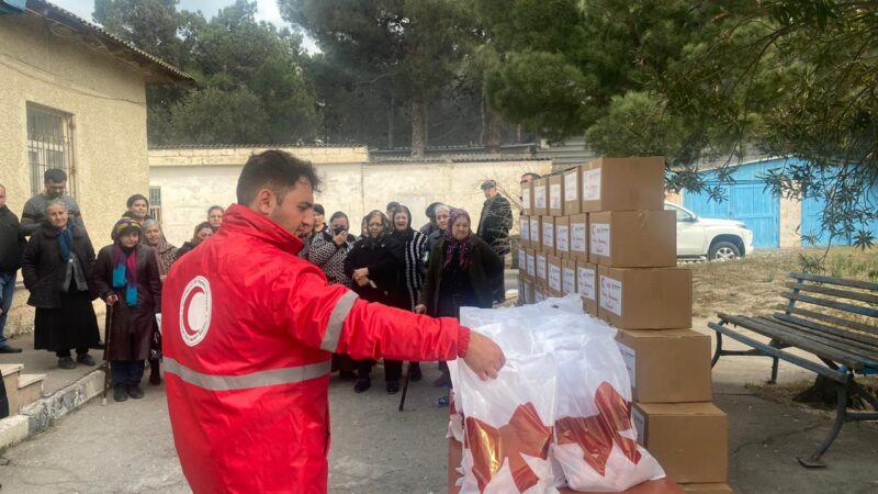 Millət vəkili şəhid, qazi və aztəminatlı ailələrə bayram sovqatı payladı