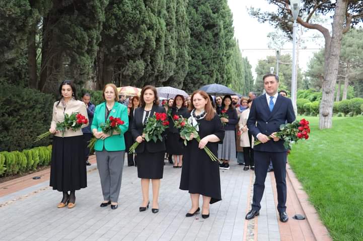 Ailə, Qadın və Uşaq Problemləri üzrə Dövlət Komitəsinin kollektivi Fəxri Xiyabanda Ulu Öndərin  məzarını ziyarət etdi