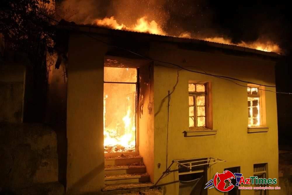 Cəlilabadda yaşayış evi yanaraq kül oldu