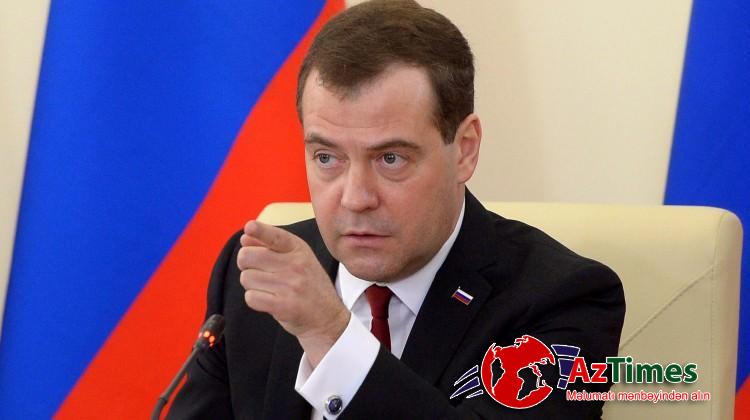 Medvedev Makrona Fransadan qaçmağı tövsiyə etdi: “Onun ordusu gəlir”