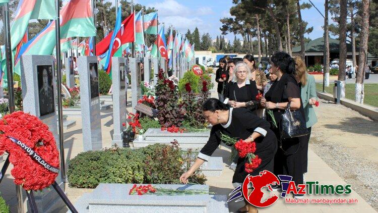 İkinci Fəxri Xiyabanda şəhidlərin məzarları ziyarət olunur