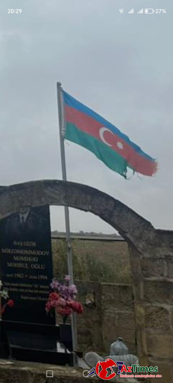 Ağsu rayonu Arat-Cuxurlu kəndində şəhid məzarları üzərində ucalan bayraqlar yararsız haldadır?- Kənd icra nümayəndəsindən AÇIQLAMA