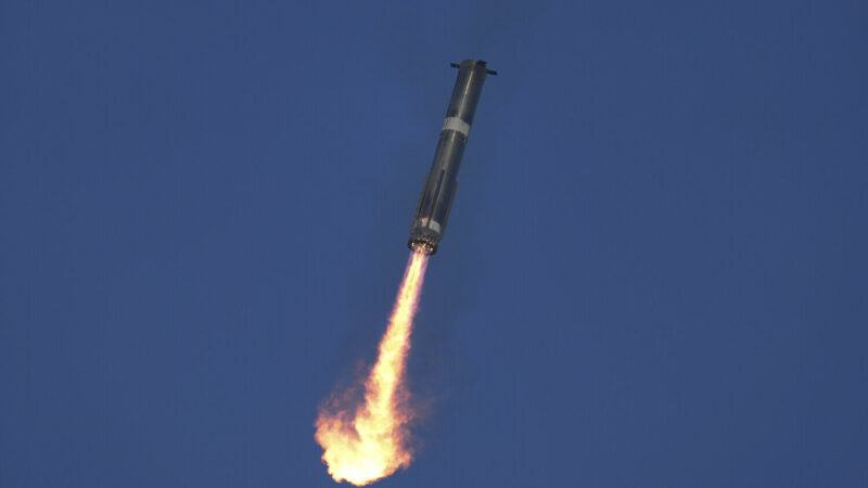 “SpaceX” dünyanın ən böyük raketini kosmosa göndərdi