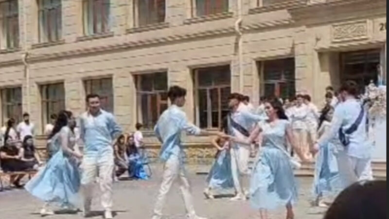 Direktoru qalmaqallı şəkildə işdən çıxarılan məktəbdə möhtəşəm son zəng tədbiri keçirildi – Video