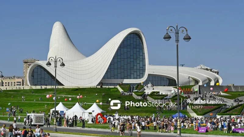 Heydər Əliyev Mərkəzinin parkında rəngarəng Uşaq festivalı