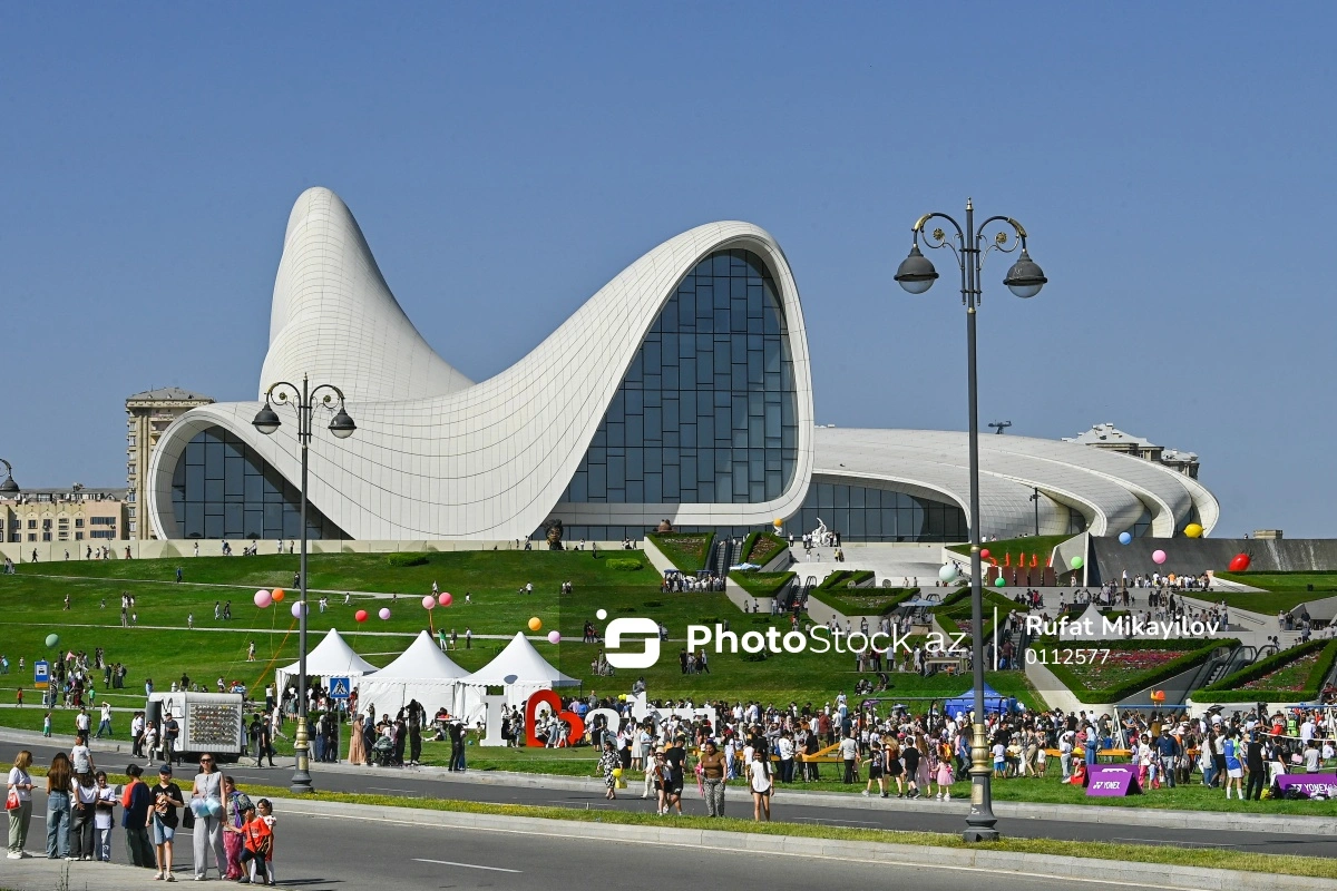 Heydər Əliyev Mərkəzinin parkında rəngarəng Uşaq festivalı